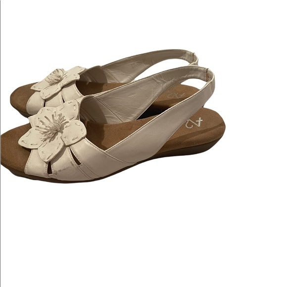 A2 by Aerosoles White Flower Open Toed Shoes Size 7.5 - Picture 3 of 6